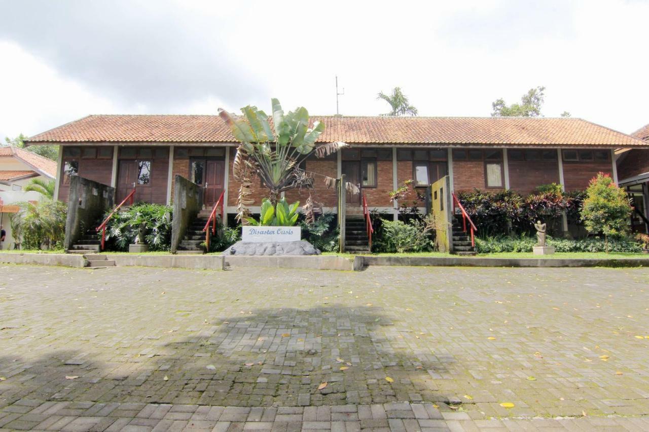 Hotel Disaster Oasis Kaliurang Esterno foto